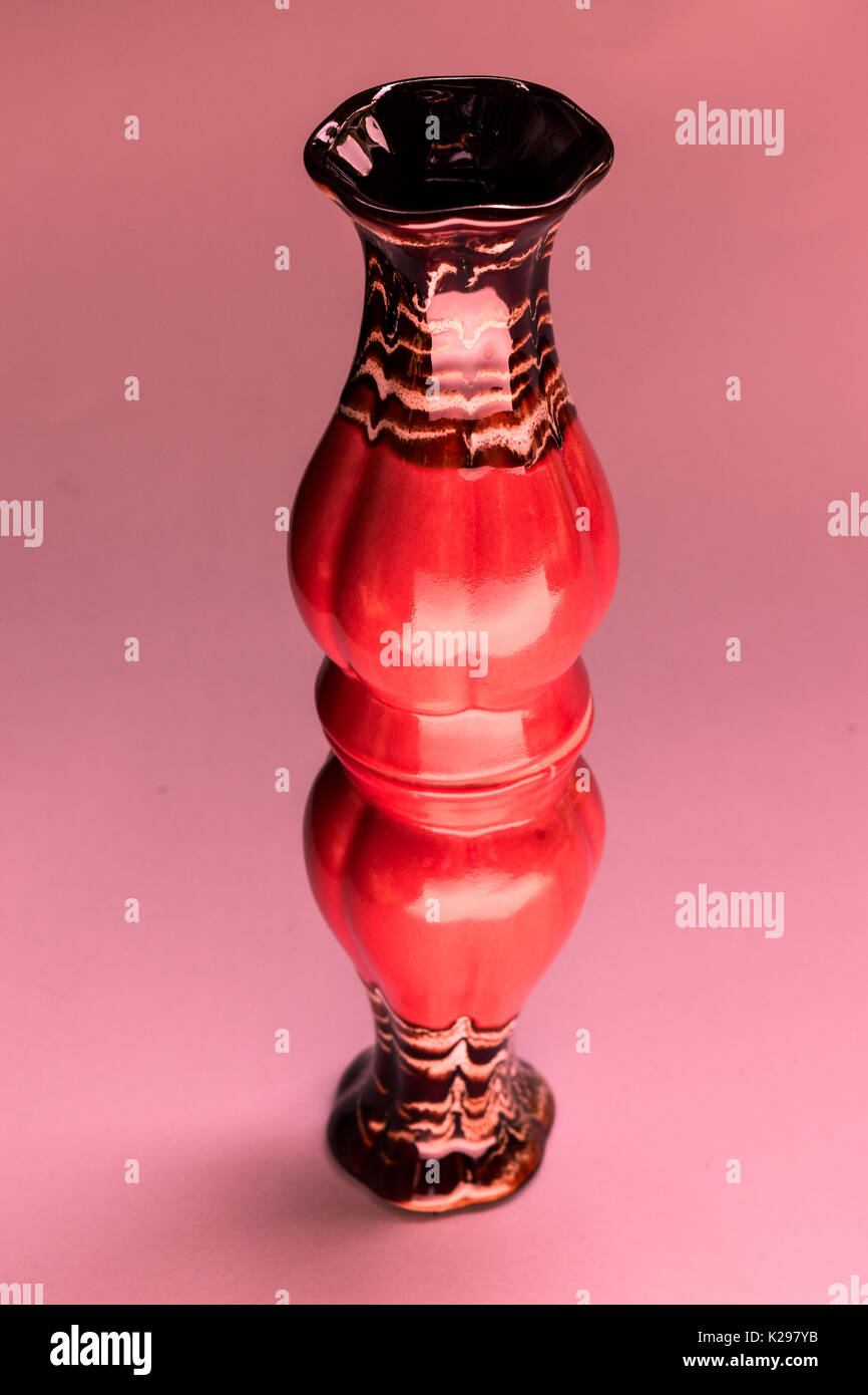 Doppel Vase auf rosa Hintergrund, sehen aus wie ein Spiegel, nicht aber eine zwei Vase unten zusammen Stockfoto
