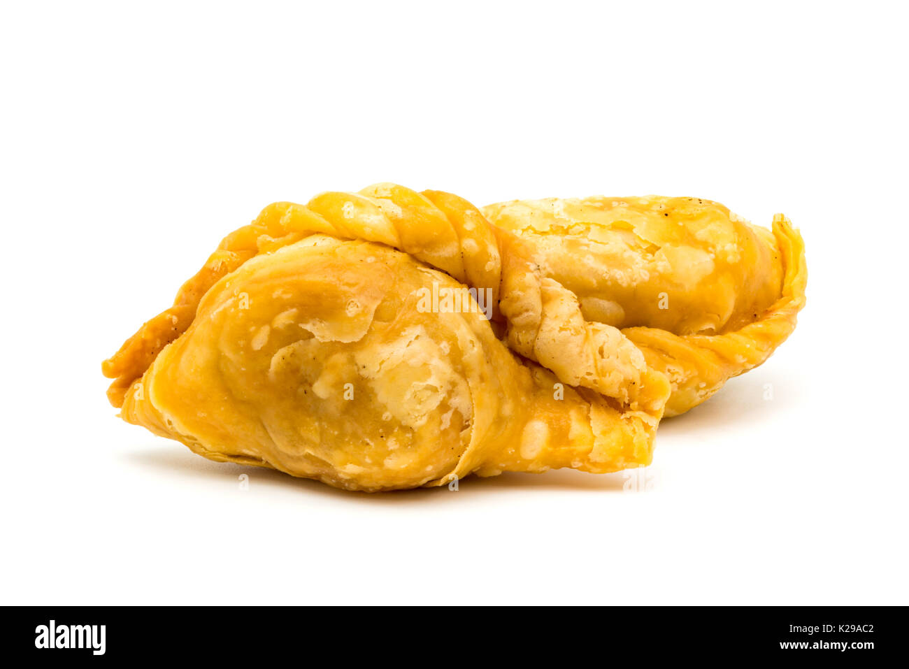 Leckere Curry Puffs isoliert auf weißem Hintergrund Stockfoto