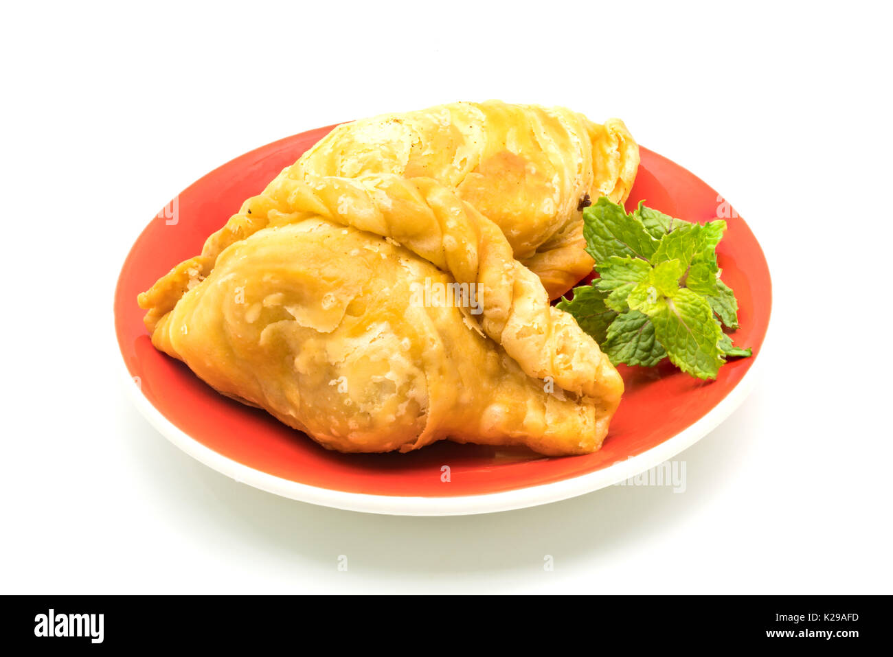 Curry Puffs in einem roten Schild auf weißem Hintergrund Stockfoto