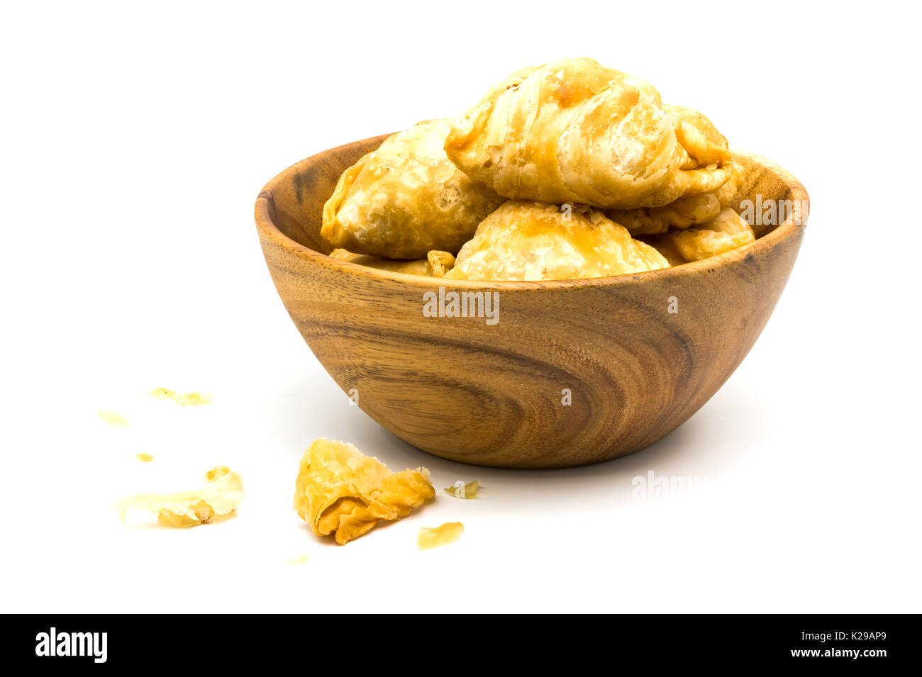 Curry Puffs in eine hölzerne Schüssel auf weißem Hintergrund Stockfoto