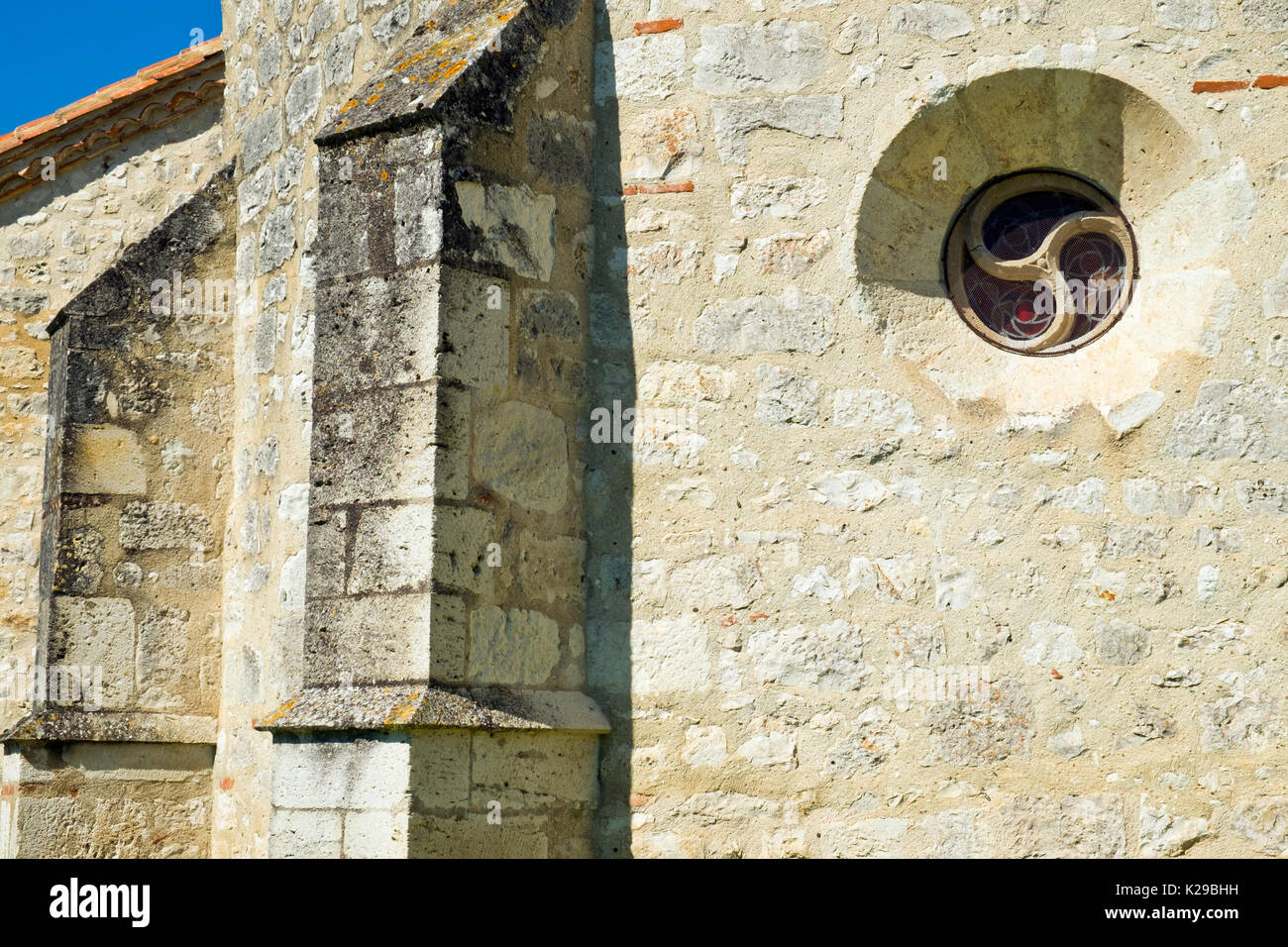 Detail der Kirche von Sainte Foy im Frühjahr Sonnenschein in Pujols, Lot-et-Garonne, Frankreich. Dieses historische Festungsstadt Hochburg ist nun ein Mitglied von "Les Plus beaux villages de France' Association. Stockfoto