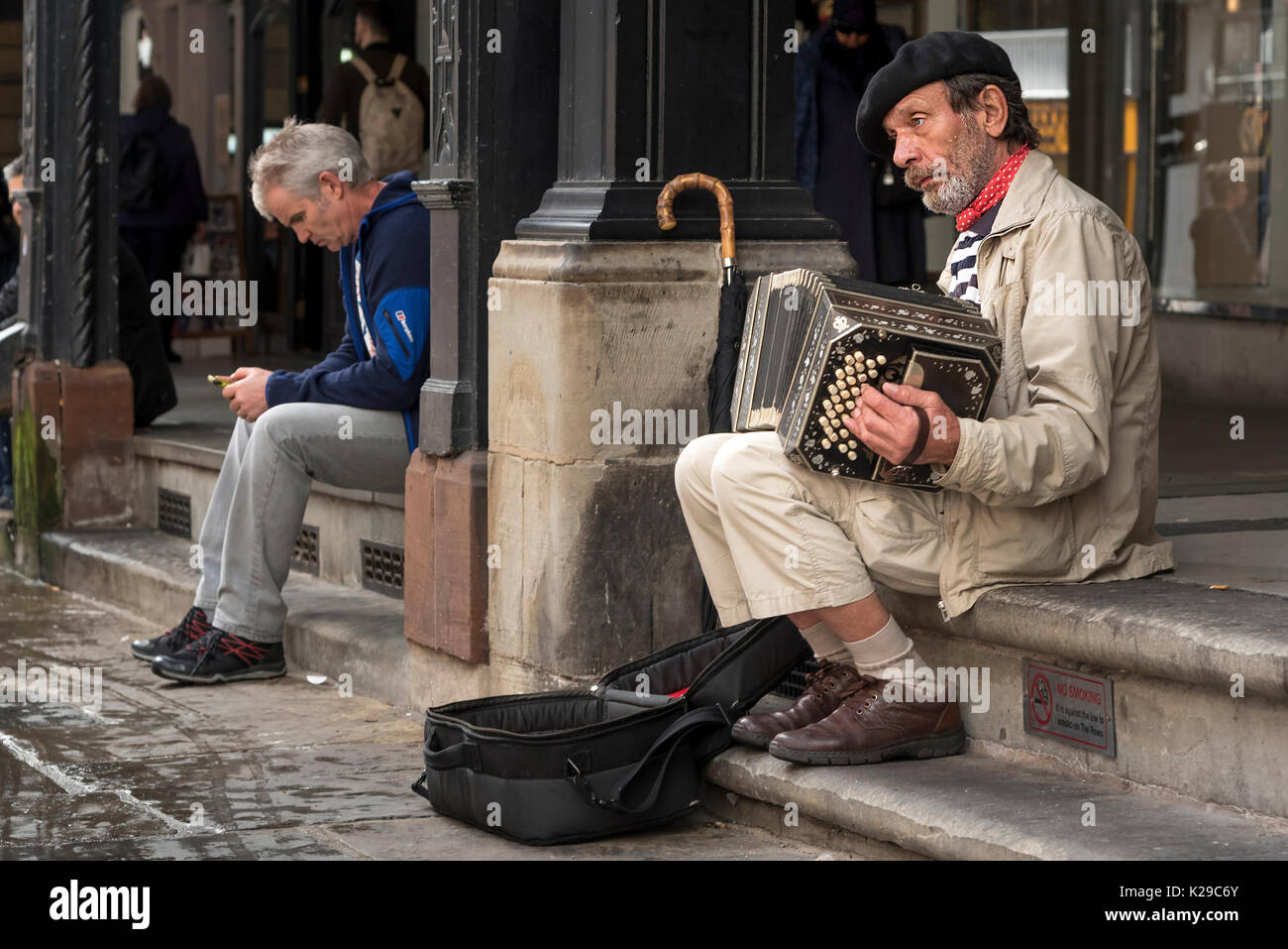 Gaukler spielen Akkordeon tragen Baskenmütze. Chester Zeilen. Stockfoto