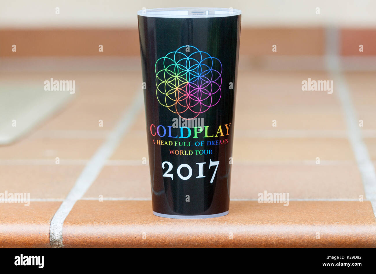 Die offizielle Coldplay, eine britische Rockband Reisebecher aus der einen Kopf voller Träume Wold Tour 2017. Ein Objekt Stockfoto