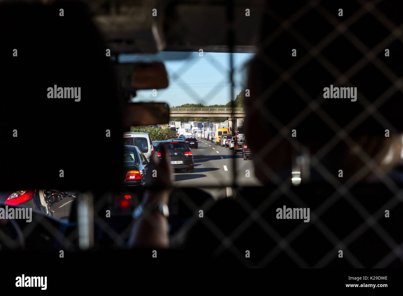 Die Autobahnpolizei Recklinghausen ist in der Lage, blaues Licht durch die Rettung Lane an der Unfallstelle auf der Autobahn A 2. Stockfoto