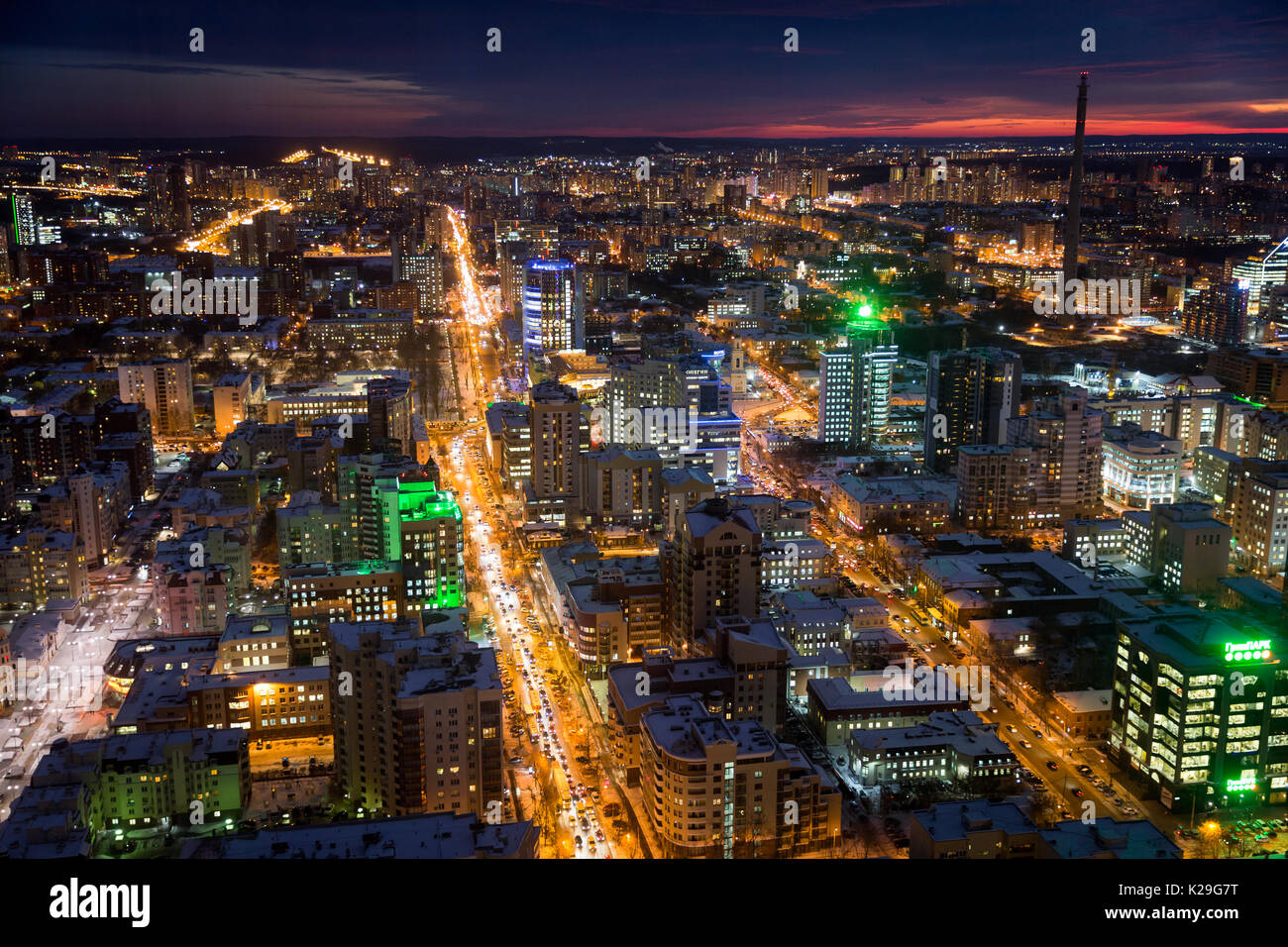 Jekaterinburg in der Nacht. Die schöne Erscheinung ist gleichbedeutend mit der Tatsache, dass es als AIDS und Drogen Kapital in Russland betrachtet wird. Stockfoto
