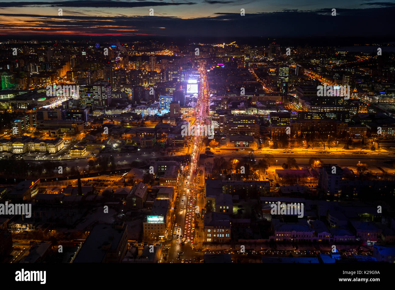 Jekaterinburg in der Nacht. Die schöne Erscheinung ist gleichbedeutend mit der Tatsache, dass es als AIDS und Drogen Kapital in Russland betrachtet wird. Stockfoto