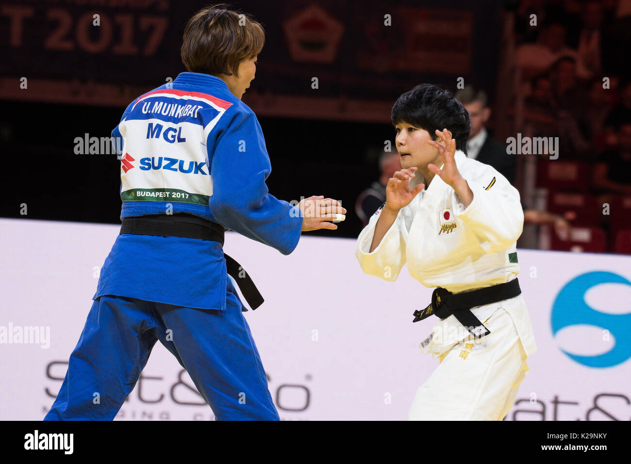 Budapest, Ungarn. 28 Aug, 2017. Munkhbat Urantsetseg der Mongolei (blauen Kimono) und Kondo Ami von Japan (weißen Kimono) während der Kampf bei der Judo-WM Budapest 2017 August 28th, 2017 in Budapest, Ungarn. Credit: Rok Rakun/Pacific Press/Alamy leben Nachrichten Stockfoto