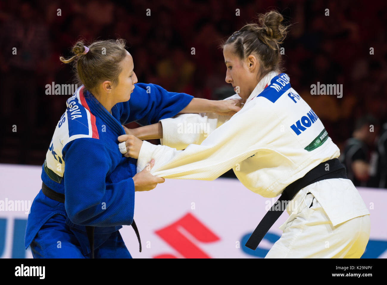 Budapest, Ungarn. 28 Aug, 2017. Clement Melanie von Frankreich (weiß Kimono) und Dolgova Irina Russlands (blauen Kimono) während der Kampf bei der Judo-WM Budapest 2017 August 28th, 2017 in Budapest, Ungarn. Credit: Rok Rakun/Pacific Press/Alamy leben Nachrichten Stockfoto