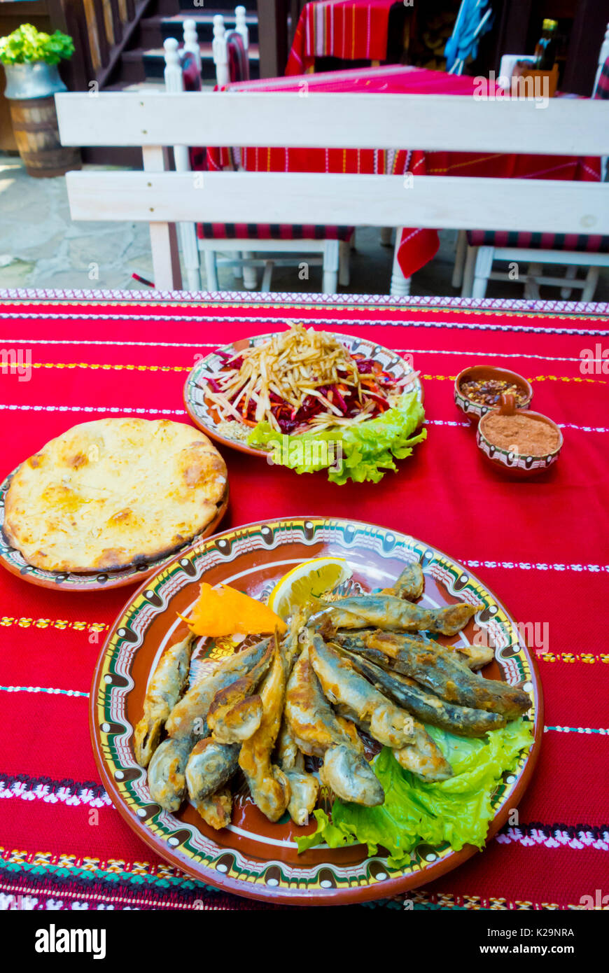 Gegrillte kleine Fische, scad, Salat, Brot, Mehana, Altstadt von Sozopol, Sozopol, Bulgarien Stockfoto