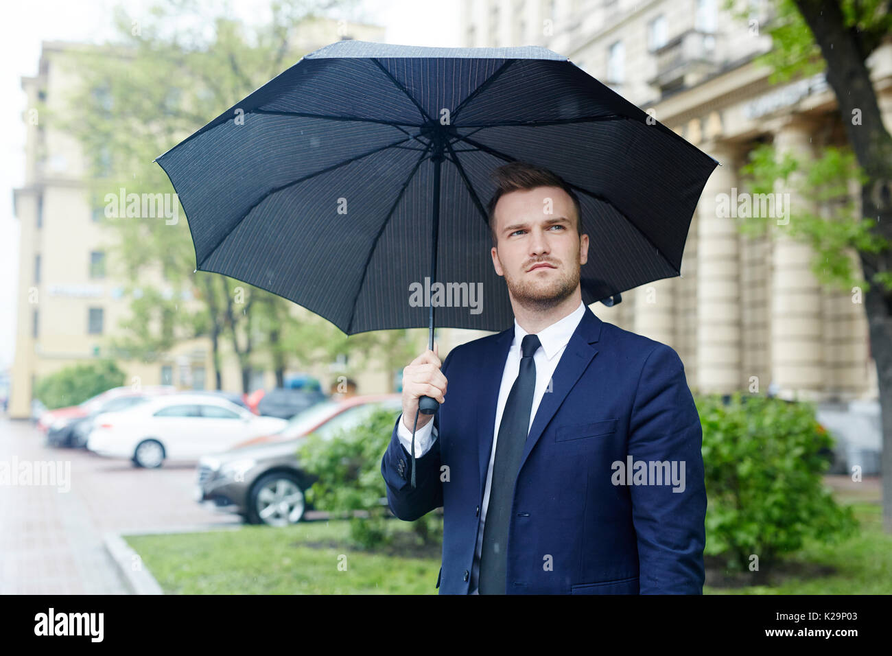 Mann im Regen Stockfoto