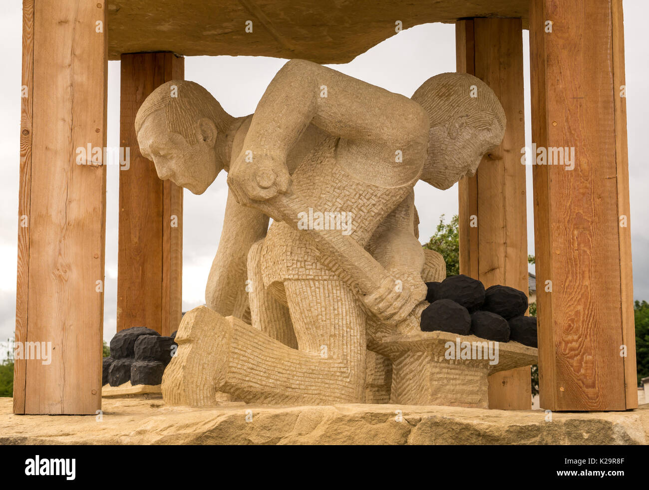 Sandsteindenkmal auf dem Gelände des Kohlebergwerks des Bildhauers Gardner Molloy, ein Denkmal für 200 tote Bergleute, Prestonpans, East Lothian, Schottland, Großbritannien Stockfoto