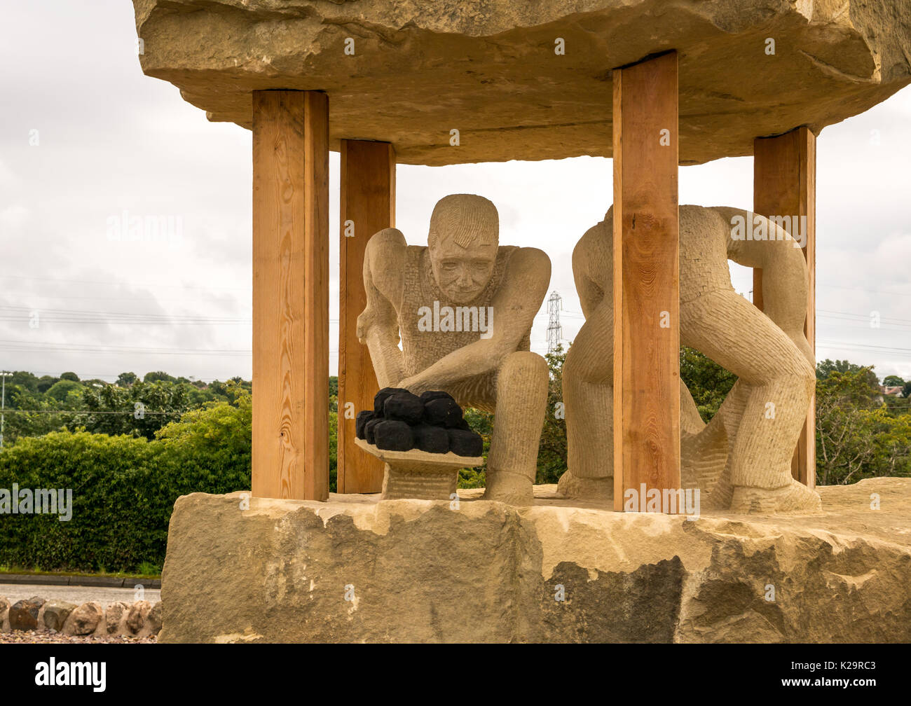 Sandsteindenkmal auf dem Gelände des Kohlebergwerks des Bildhauers Gardner Molloy, ein Denkmal für 200 tote Bergleute, Prestonpans, East Lothian, Schottland, Großbritannien Stockfoto