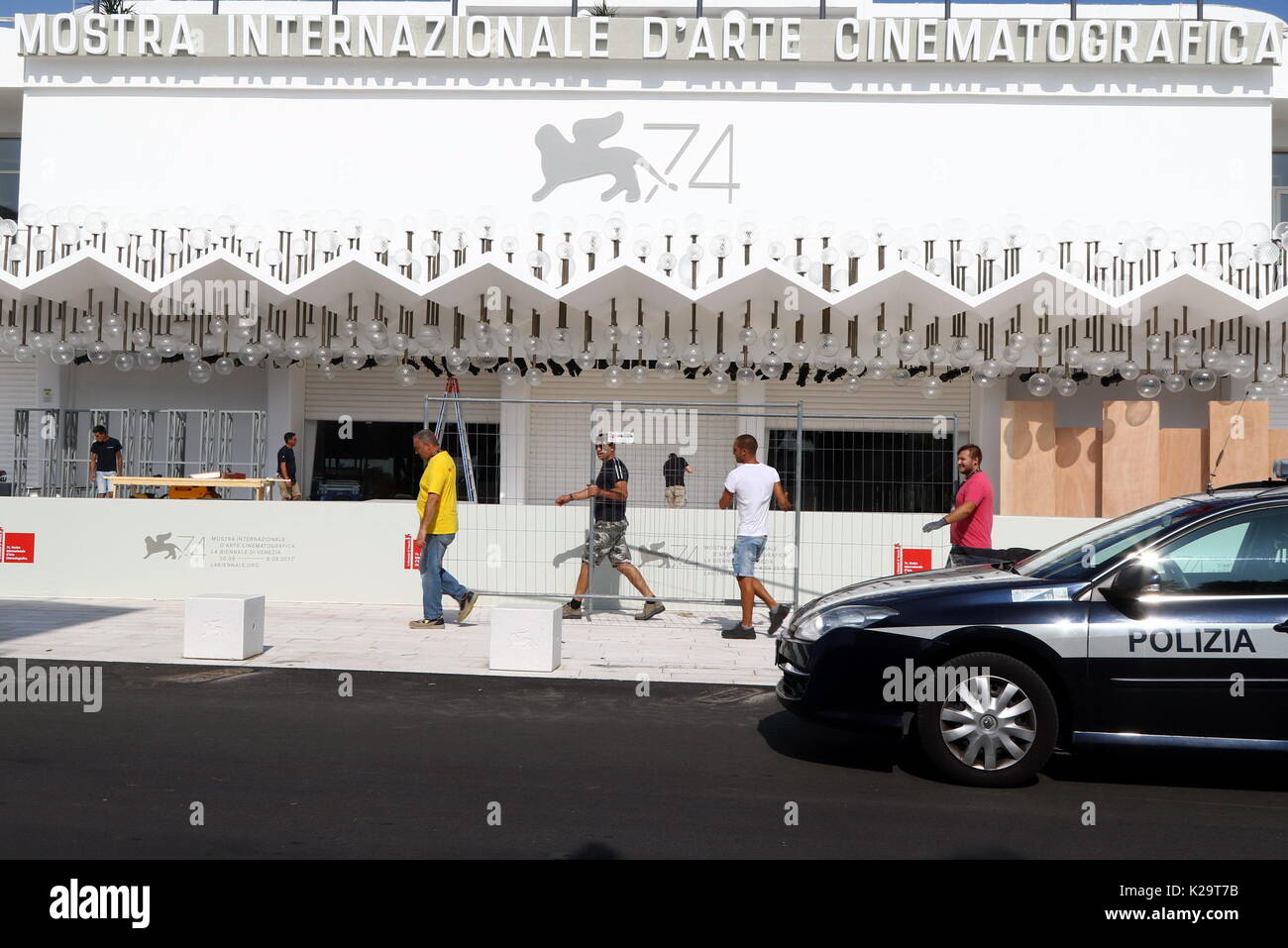 Venedig, Italien. 29 August, 2017. Männer an der Arbeit während der 74. Internationalen Filmfestspielen von Venedig am Lido di Venezia, Italien. 29 Aug, 2017. (Läuft vom 30. August bis 9. September) Quelle: Andrea Spinelli/Alamy leben Nachrichten Stockfoto