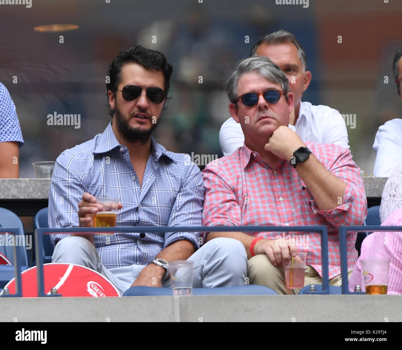 Flushing, New York, USA. 28 Aug, 2017. Luke Bryan ist gesehen zu beobachten Marin Cilic Vs Tennys Sandgren auf Arthur Ashe Stadium am USTA Billie Jean King National Tennis Center am 28. August 2017 in Flushing Queens. Credit: MediaPunch Inc/Alamy leben Nachrichten Stockfoto