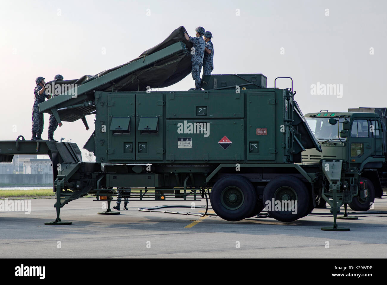 Iwakuni, Japan. 29 Aug, 2017. Soldaten mit der japanischen Luft Selbstschutz 2 Flugabwehr Raketen Gruppe, eine AN/MPQ-65 Radar während Patriot missile Bereitstellung Ausbildung bei WAB Iwakuni am 29. August in Iwakuni, Yamaguchi, Japan 2017. Der Einsatz folgt der Start einer nordkoreanischen Test einer ballistischen Rakete, die in Japan am 28. August flog. Credit: Planetpix/Alamy leben Nachrichten Stockfoto