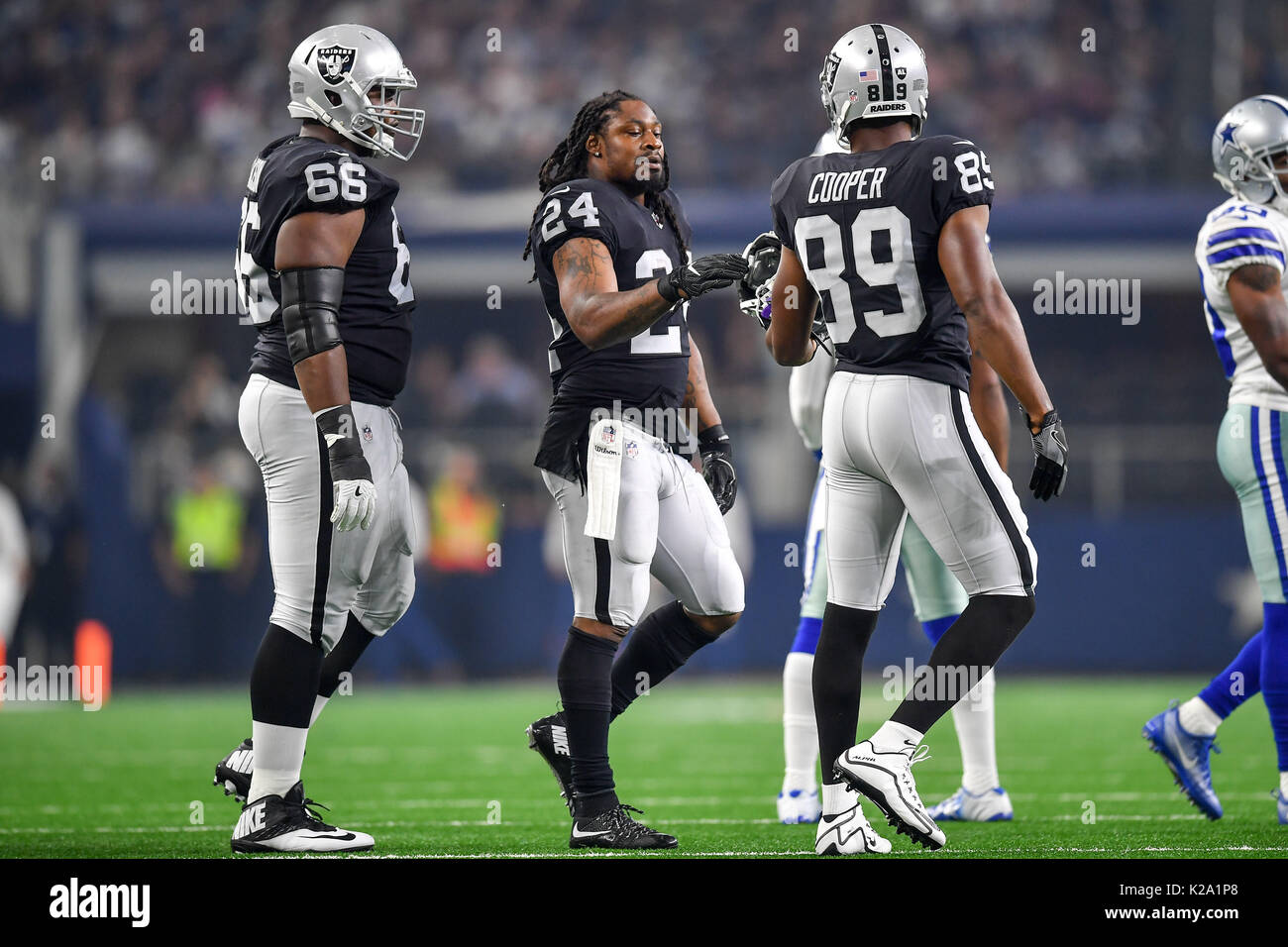 August 26th, 2017:. Oakland Raiders zurück laufen Marshawn Lynch (24) verliert seinen Helm bei einem NFL Football Spiel zwischen den Oakland Raiders und Dallas Cowboys bei AT&T Stadium in Arlington, Texas. Manny Flores/CSM Stockfoto