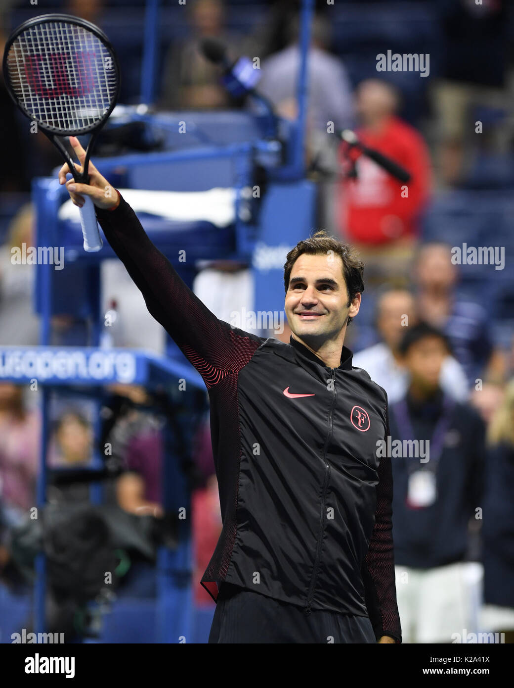 FLUSHING NY - 29. August: Roger Federer Vs Frances Tiafoe am 2017 US Open Tennis am USTA Billie Jean King National Tennis Center am 29. August 2017 in Flushing Queens. Quelle: MPI04/MediaPunch *** KEINE NY TAGESZEITUNGEN *** Stockfoto