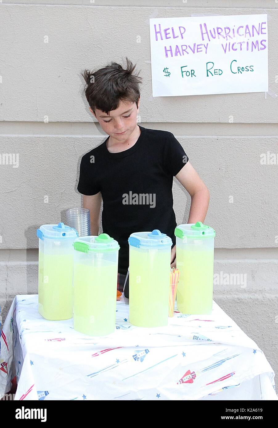 New York, NY, USA. 30 Aug, 2017. Kinder im New Yorker East Village Limonade verkaufen Geld für Hurrikan Harvey Opfer in New York, New York am 30. August 2017. Credit: Rainmaker Foto/Media Punch/Alamy leben Nachrichten Stockfoto