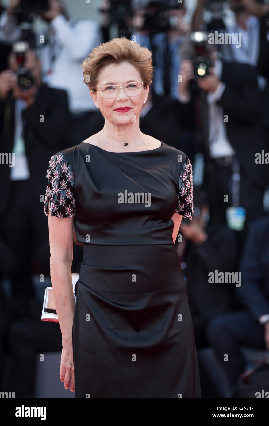 Venedig, Italien. 30 Aug, 2017. Schauspielerin und Präsident der Jury der 74. Filmfestival von Venedig Wettbewerb Annette Bening kommt auf dem roten Teppich von der Premiere des Films 'Downsizing', die die 74. Ausgabe des Filmfestival in Venedig Venedig, Italien, am 12.08.30, 2017, geöffnet. Die 74. Ausgabe des Filmfestivals von Venedig dauert von August 30 bis Sept. 9. Credit: Jin Yu/Xinhua/Alamy leben Nachrichten Stockfoto