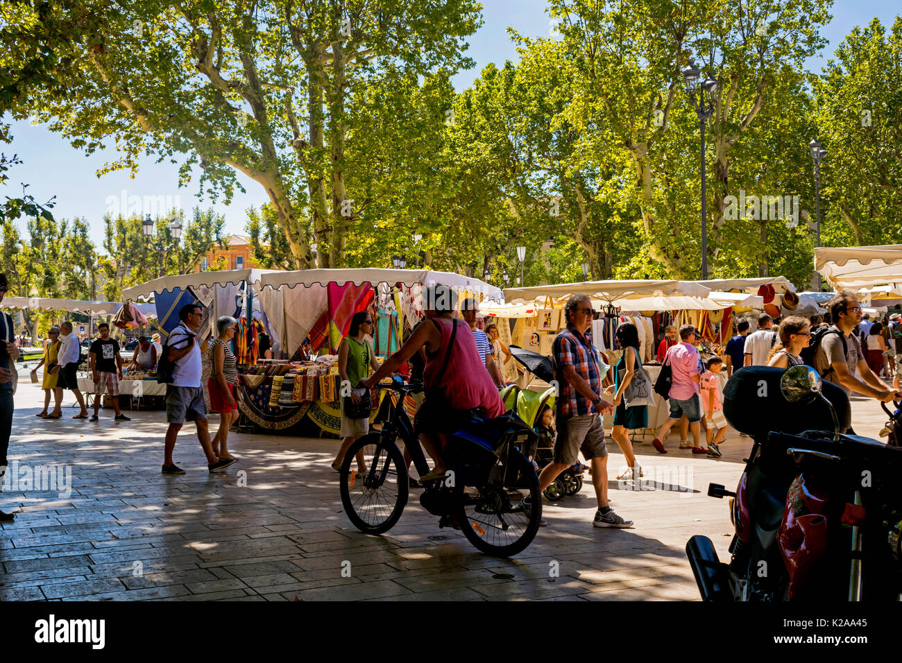 Aix-en-Provence, Provence-Alpes-Côte d'Azur in Südfrankreich. Eine Frau Zyklen auf dem Markt. Stockfoto