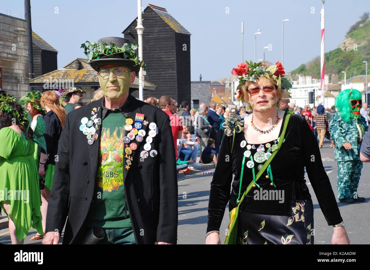 Kostümierte Menschen Spaziergang entlang der Strandpromenade von Stade während des jährlichen Jack Im Grünen Festival in Hastings, England am 5. Mai 2014. Stockfoto