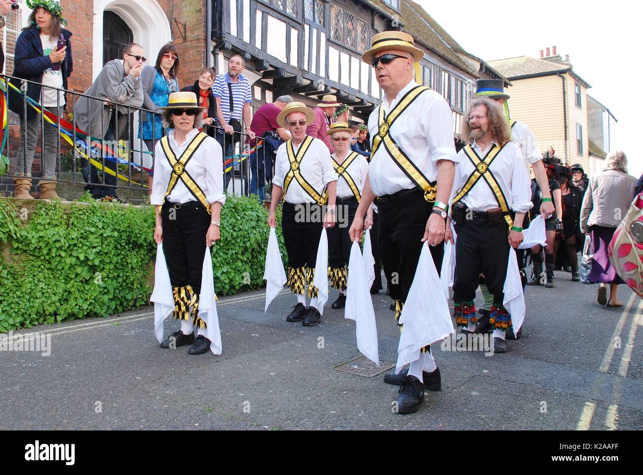 Führende Lichter morris Tänzer während der Parade durch die Altstadt an der Buchse Im Grünen Festival in Hastings, England am 5. Mai 2014. Stockfoto