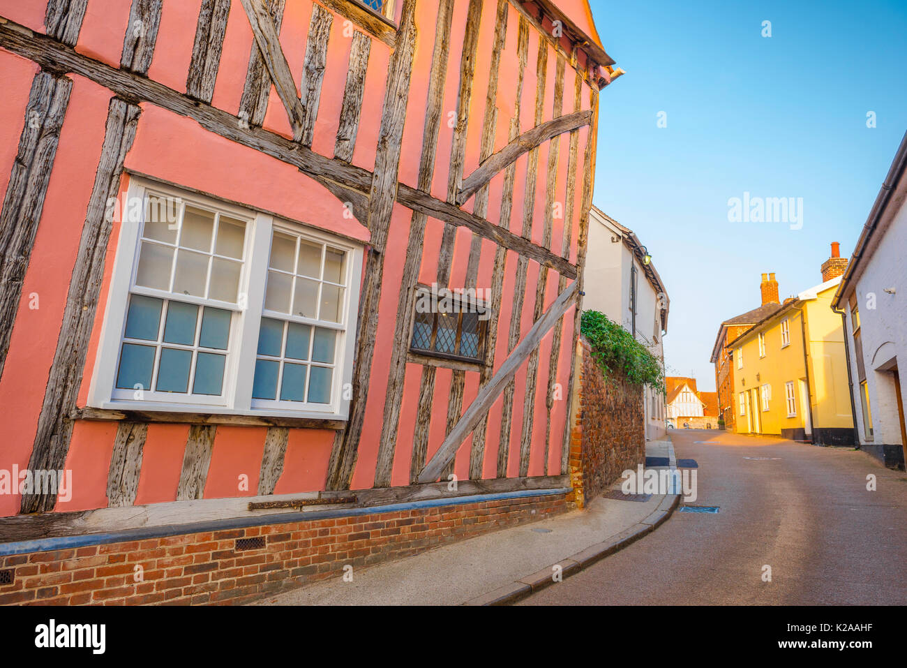 Lavenham-Gebäude, Außenansicht eines typischen mittelalterlichen rosa Fachwerkhauses in Market Lane, Lavenham, Suffolk, England. Stockfoto