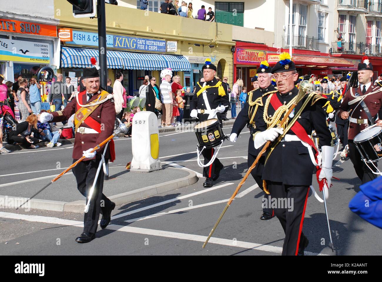 Die Farborough Royal British Legion Korps von Drums, nehmen an der Parade an der Küste der Altstadt Karneval in Hastings, England am 10 August, 2013. Stockfoto
