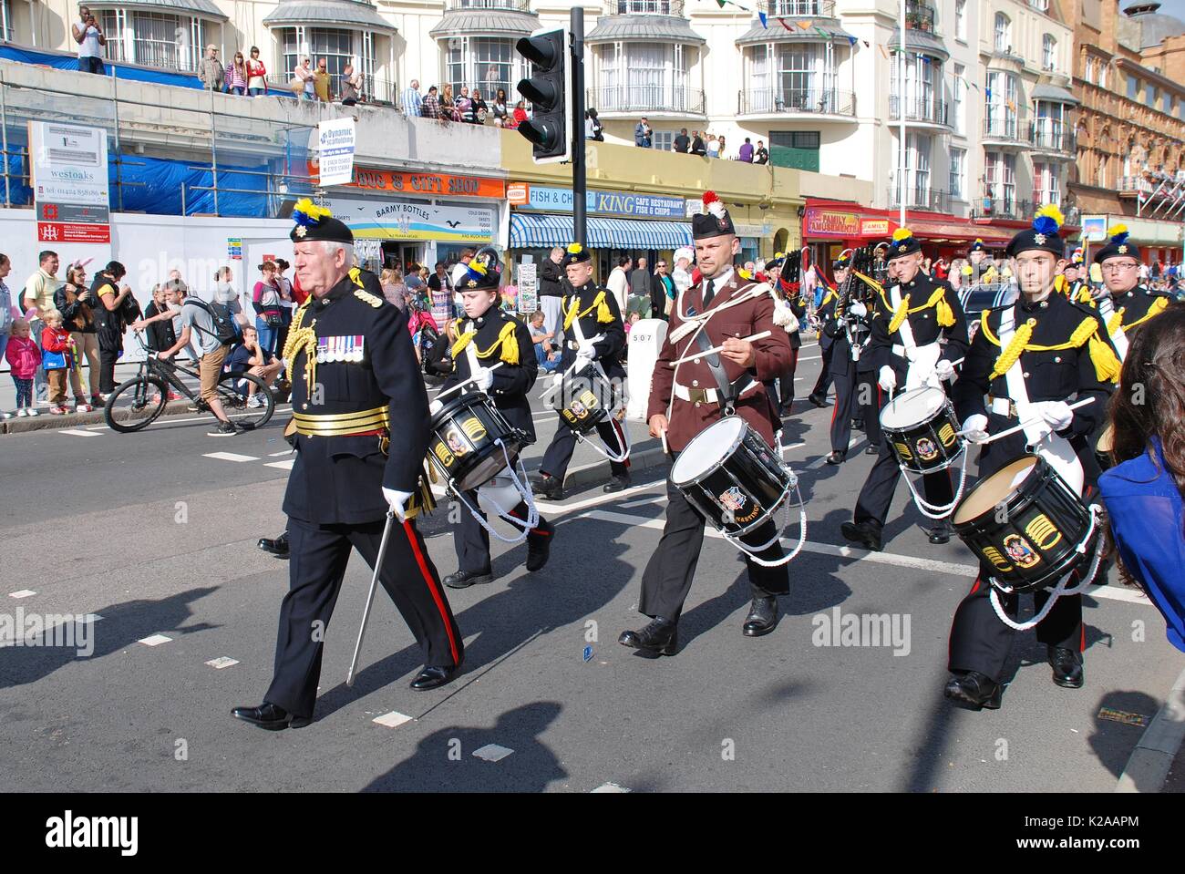 Die Farborough Royal British Legion Korps von Drums, nehmen an der Parade an der Küste der Altstadt Karneval in Hastings, England am 10 August, 2013. Stockfoto