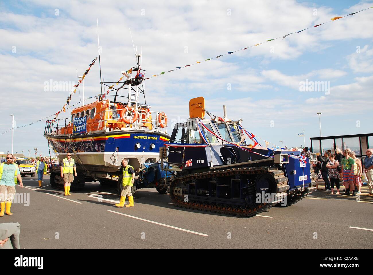 Hastings lifeboat Sealink Bemühen, nimmt an der Parade entlang der Strandpromenade an der Altstadt Karneval in Hastings, England am 10 August, 2013. Stockfoto