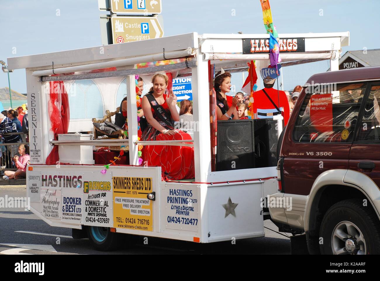 Bethanien Hill, Hastings Altstadt Carnival Queen, nimmt teil an einer Parade entlang der Strandpromenade in Hastings, England am 10 August, 2013. Stockfoto