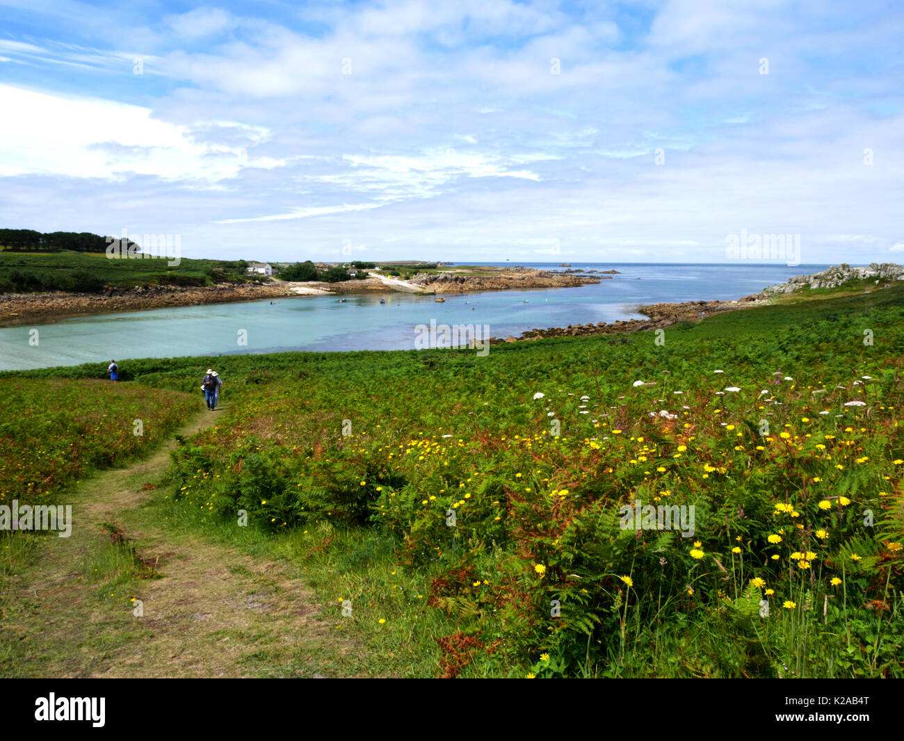 Porth Conger und die Insel der hl. Agnes, von Gugh, Scilly Inseln gesehen. Stockfoto