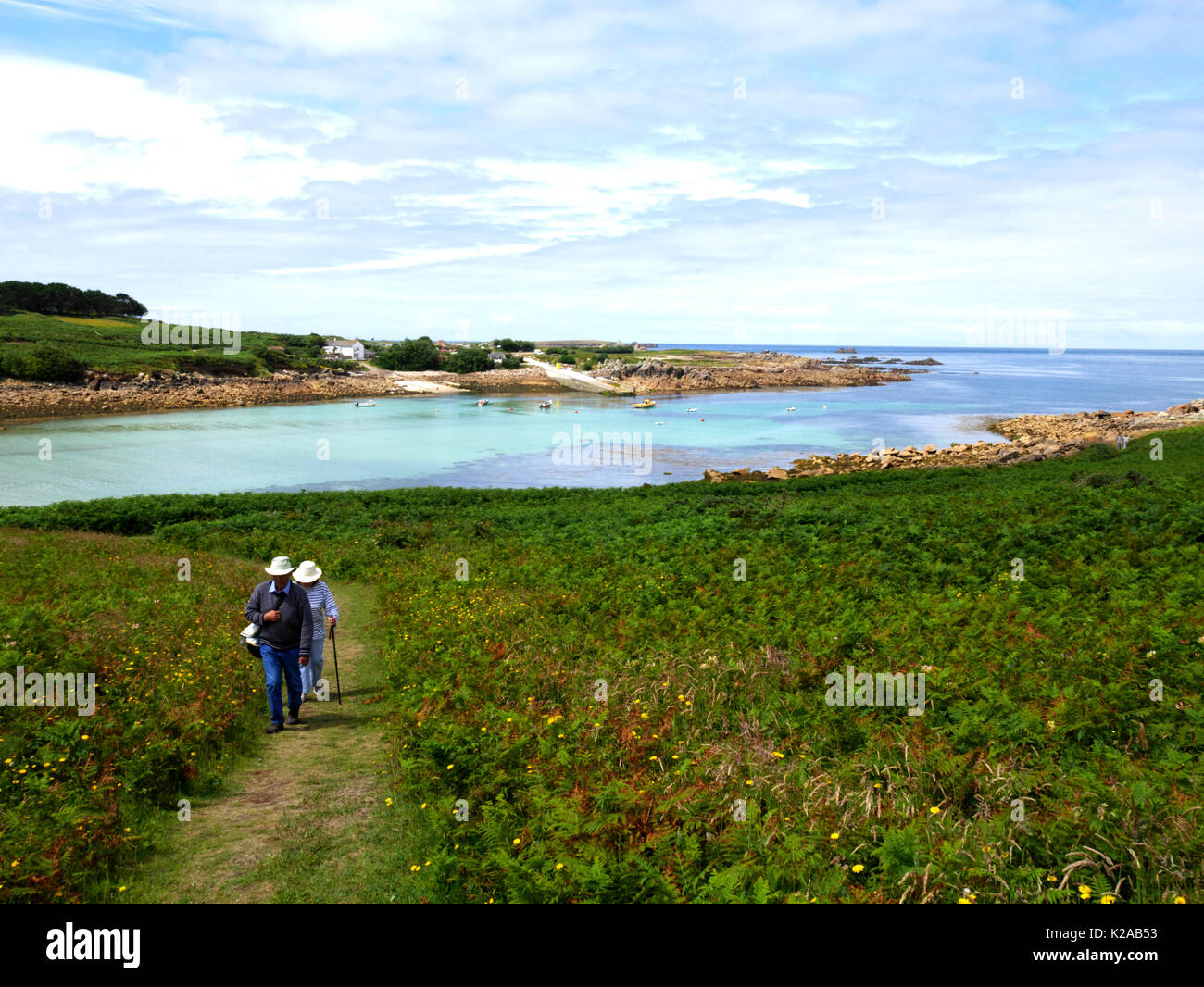 Porth Conger und die Insel der hl. Agnes, von Gugh, Scilly Inseln gesehen. Sommer. Stockfoto