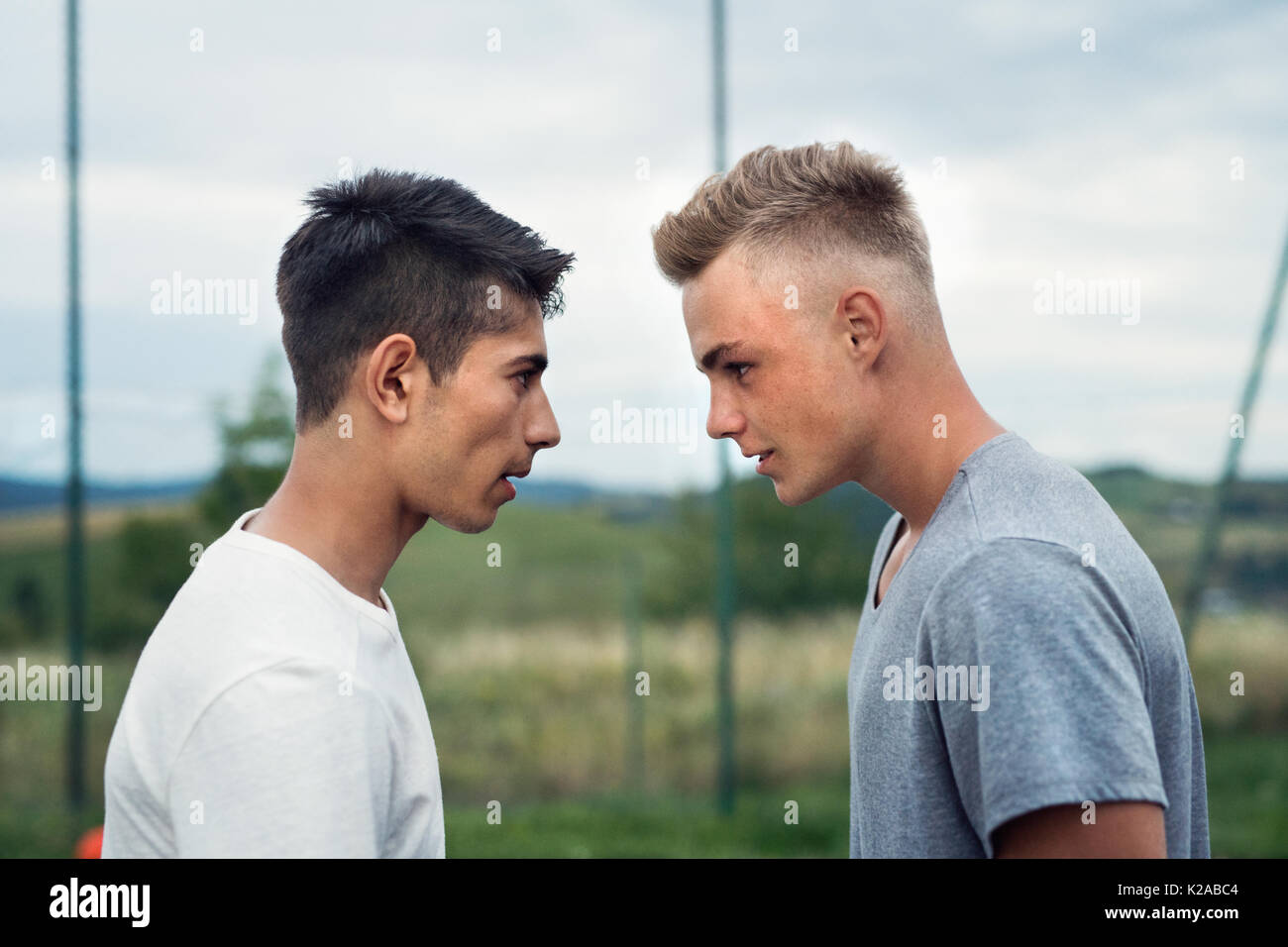 Zwei Jungen auf dem Spielplatz an der Suche mit Hass. Stockfoto