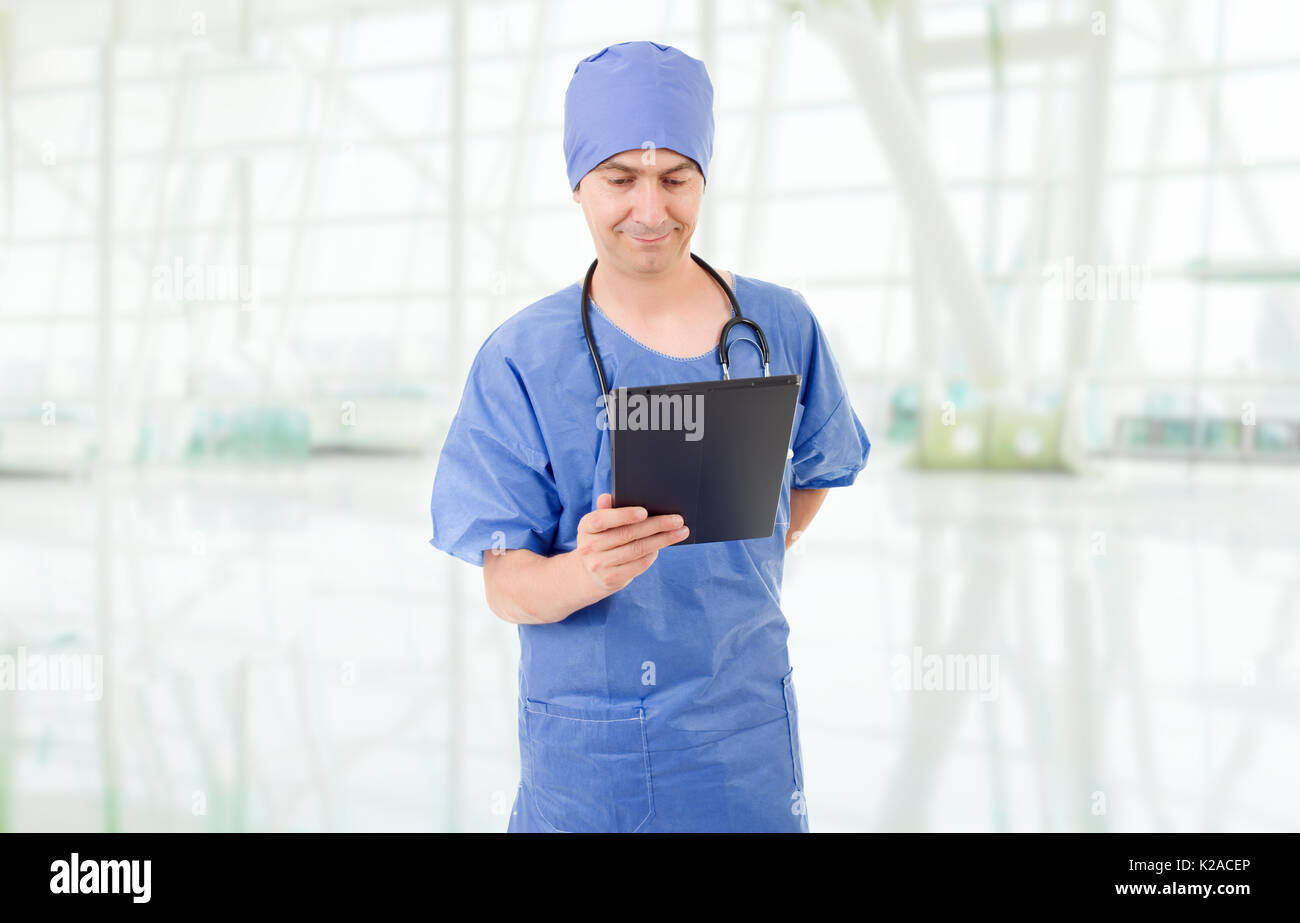 männlichen Arzt mit Tablet im Krankenhaus Stockfoto