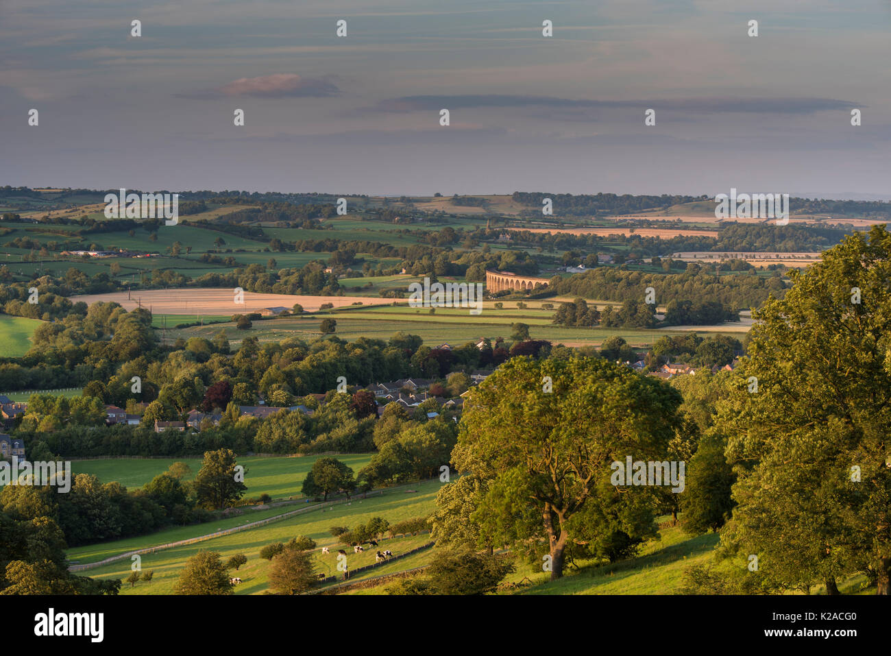 Hohe Blick über sonnenbeschienene Wharfe Tal, mit Pool in Bösingen Dorf- & Arthington Viadukt in einer malerischen Landschaft - Yorkshire, England, UK. Stockfoto
