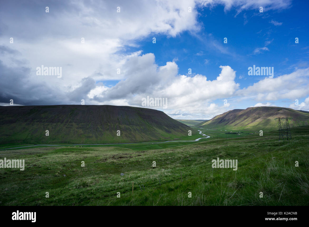 Island - Weit grüne Tal zwischen vulkanischen Moos bedeckte Berge von oben Stockfoto