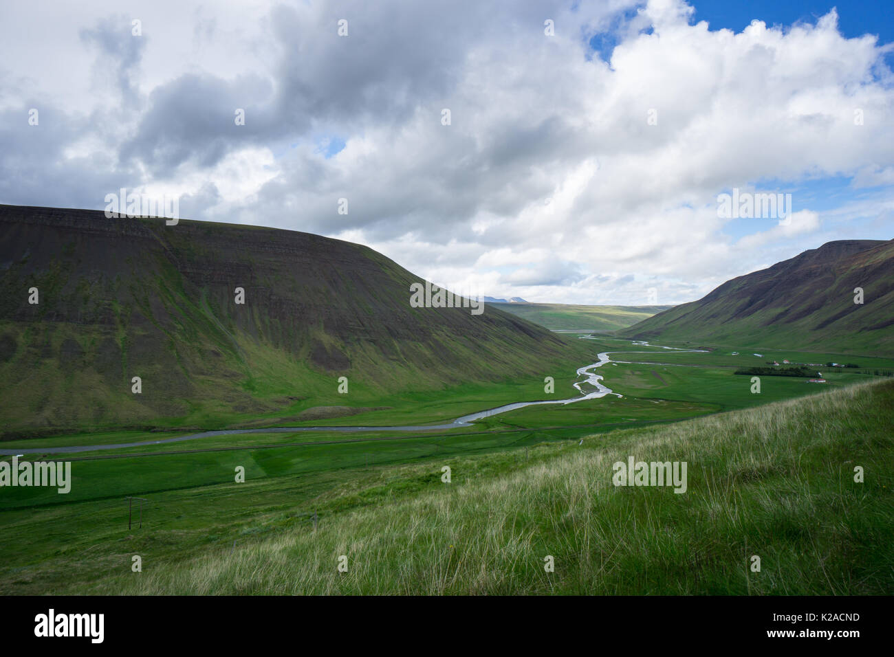 Island - unberührte Landschaft mit natürlichen Fluss im grünen Tal zwischen grünen Bergen Stockfoto