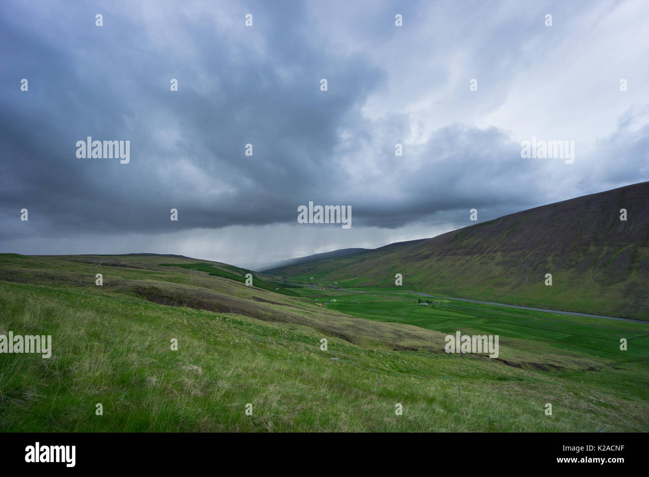 Island - Regen zum grünen Tal kommenden Stockfoto