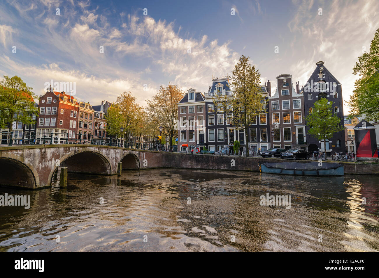 Skyline der Stadt Amsterdam an Kanal Waterfront, Amsterdam, Niederlande Stockfoto