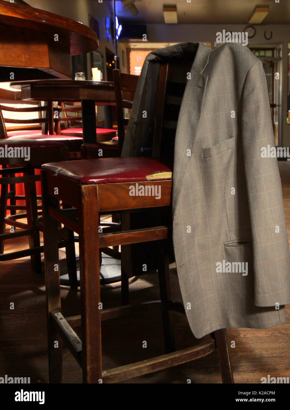 Anzug Jacke hängen auf der Rückseite der Bar Stuhl (als ob hinter Links) Stockfoto