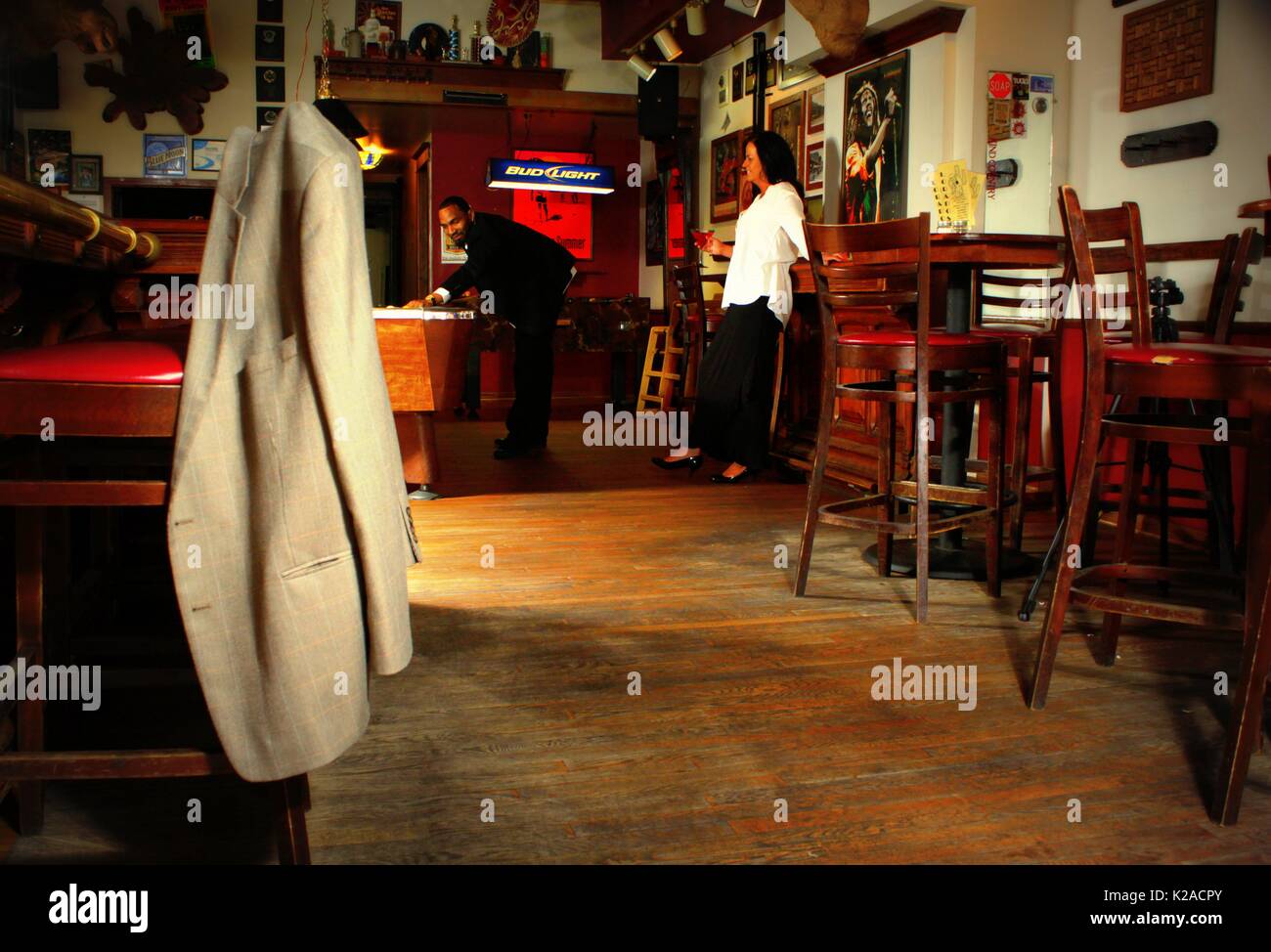 Anzug Jacke hängen auf der Rückseite der Bar Stuhl (als ob hinter Links) Stockfoto