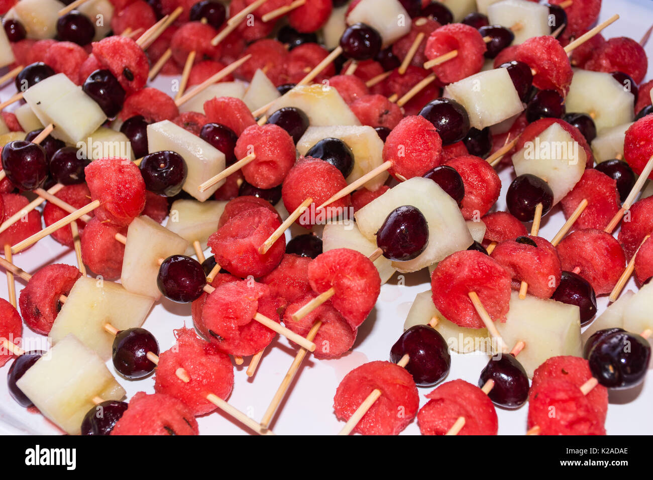 Gesundes Fruhstuck Bunten Regenbogen Fruchte Erdbeeren Himbeeren Orangen Pflaumen Apfel Kiwis Weintrauben Heidelbeeren Mango Kaki Kopie Se Stockfotografie Alamy