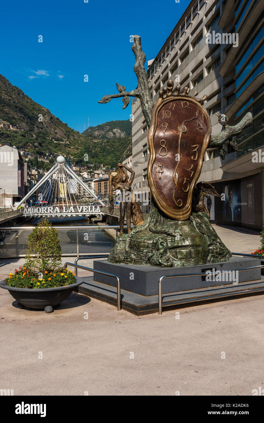 Die bronze "Adel der Zeit Skulptur" des spanischen Künstlers Salvador Dali, Andorra la Vella, Andorra Stockfoto