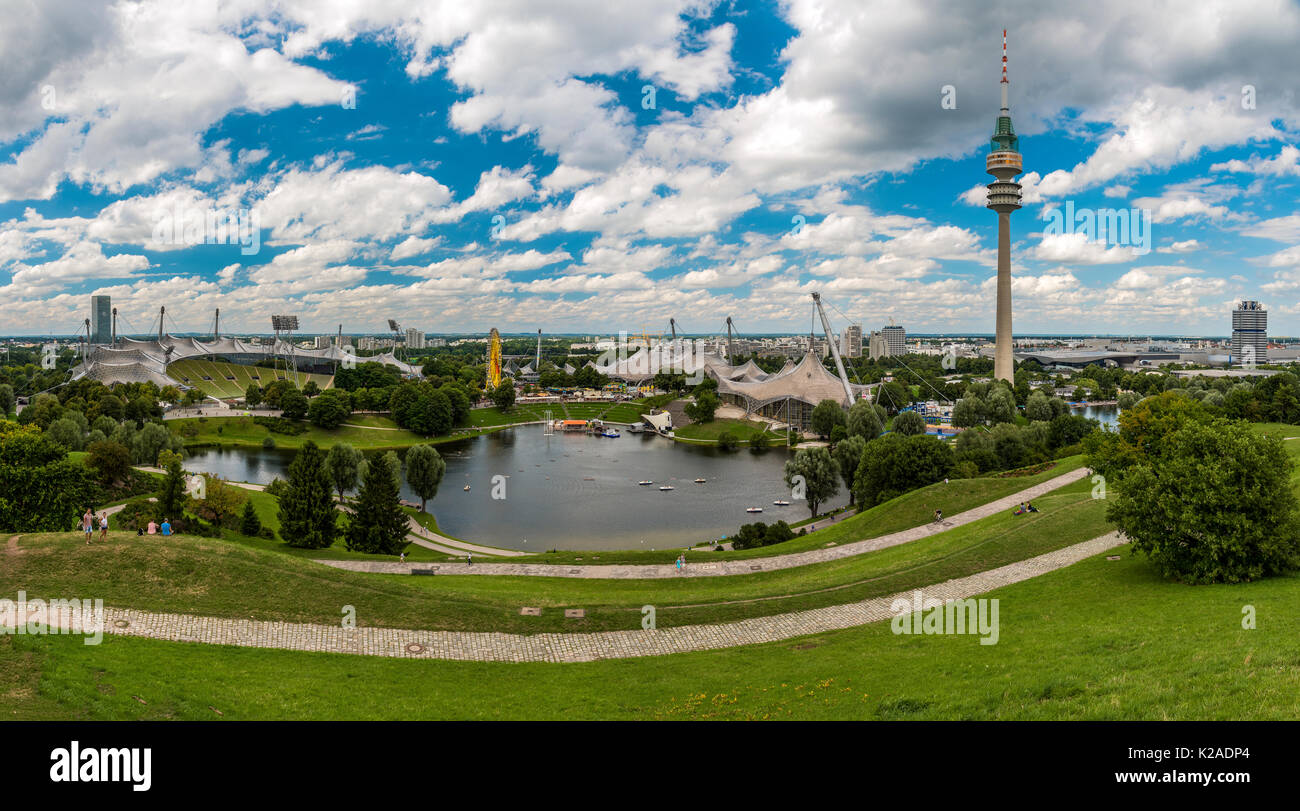 Panoramablick über dem Olympiastadion und dem Olympiaturm oder Olympiaturm, Olympiapark, München, Bayern, Deutschland Stockfoto