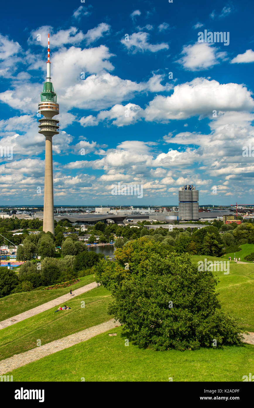 Olympiaturm und BMW-Hochhaus im Hintergrund, Olympiapark, München, Bayern, Deutschland Stockfoto