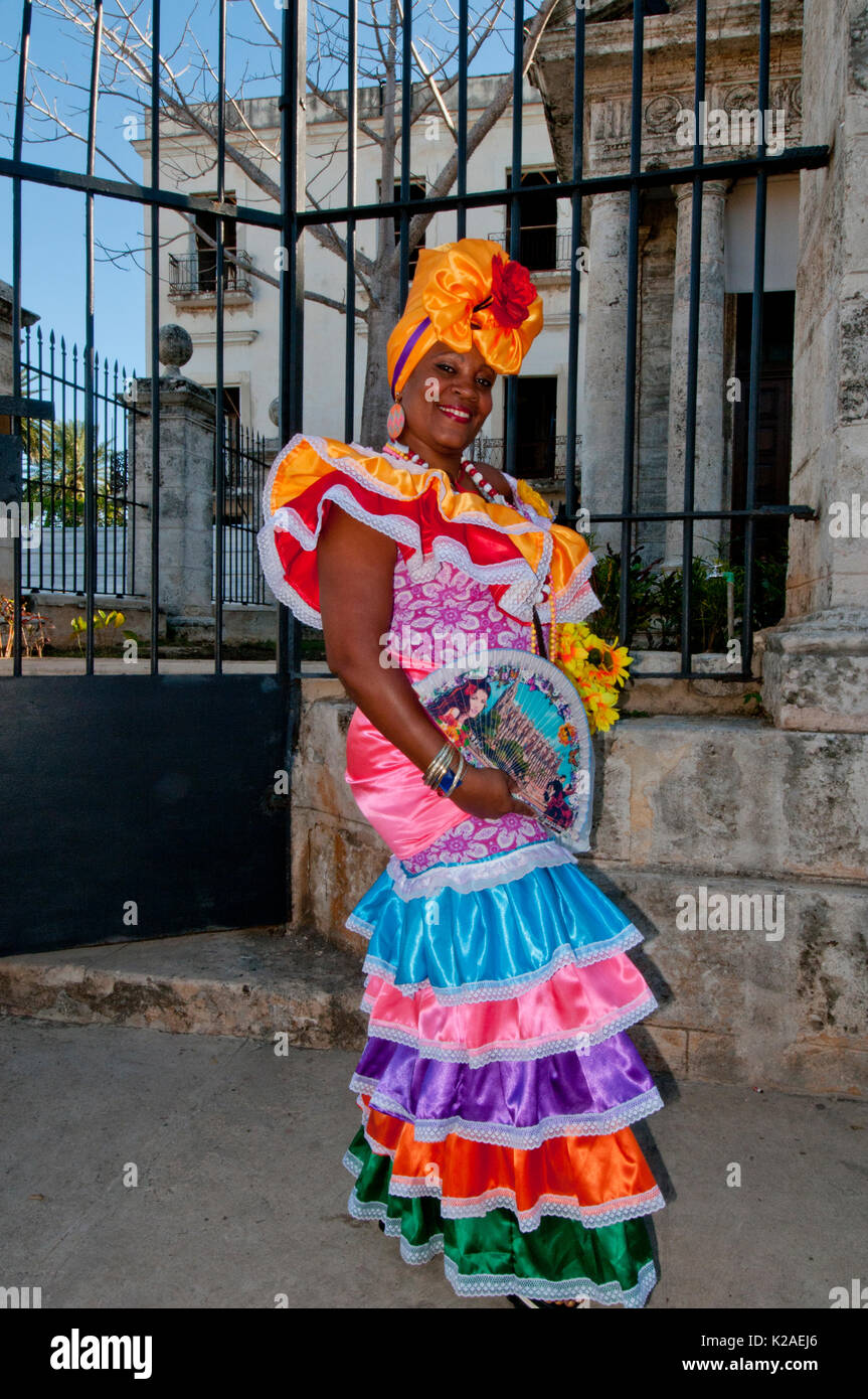 Kubanische Frau in traditioneller Kleidung in den Straßen von Havanna Kuba  Stockfotografie - Alamy