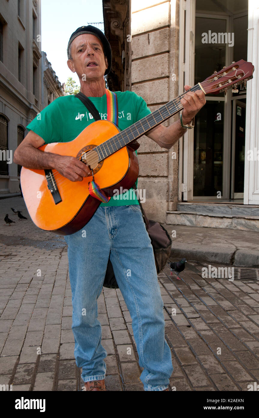 Straßenmusiker mit Gitarre in der Altstadt von Havanna Kuba Stockfoto