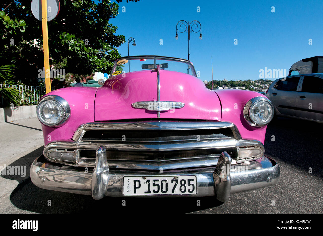 Rosa 1953 Chevy Cabrio mit dem Taxi in die Altstadt von Havanna Kuba geparkt Stockfoto