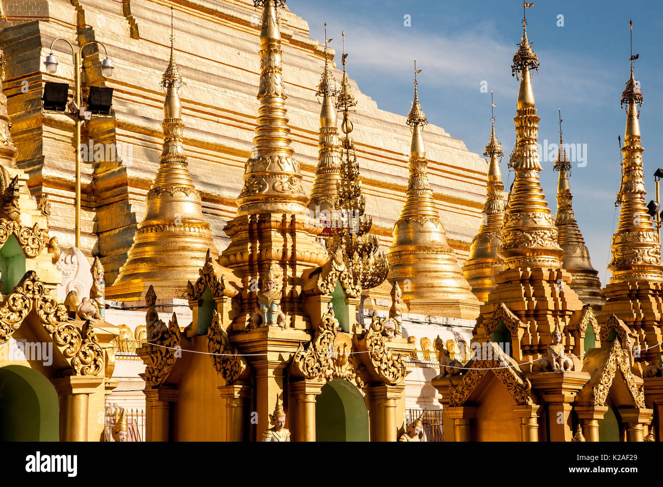 Ein Detail des goldenen Stupa des buddhistischen Shwedagon Paya, das berühmteste Wahrzeichen der Stadt Yangon in Myanmar Stockfoto